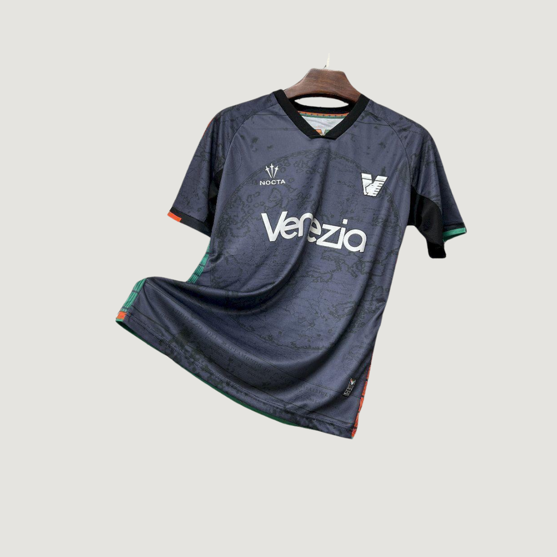 Venezia FC – Maillot Concept 2025-26 – gris foncé, rouge, vert